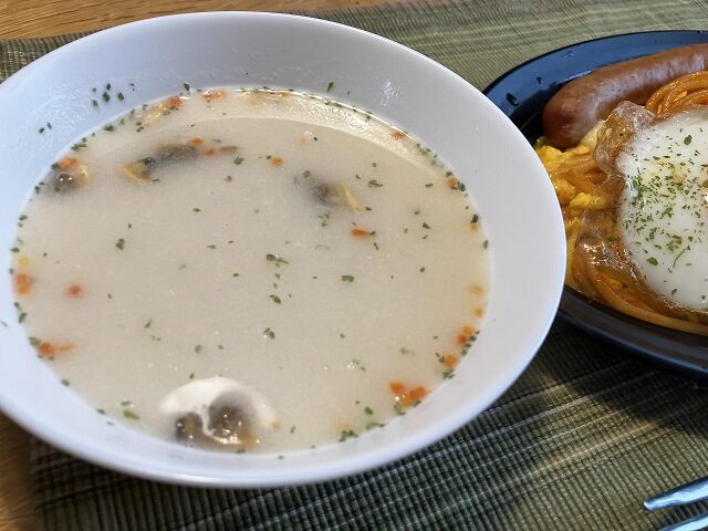 キャンベルのクラムチャウダーと鉄板風ナポリタンの昼食
