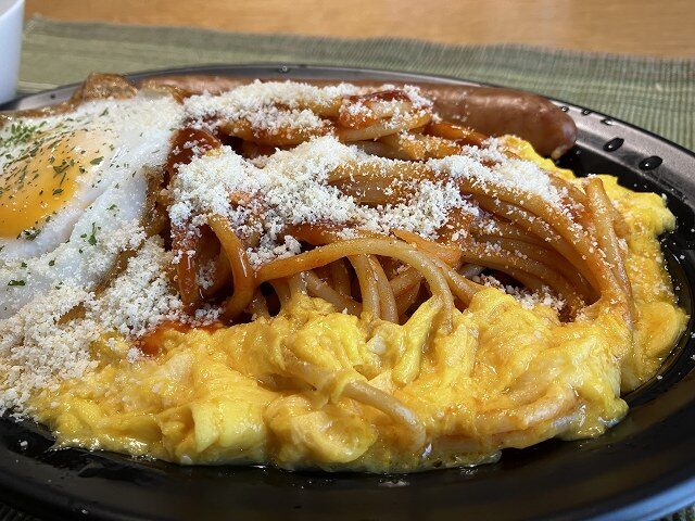 粉チーズをかけたロピアのなごやGOCHIめし鉄板風ナポリタン