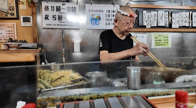天錦のカウンター越しに天ぷらを揚げる初代の名人技