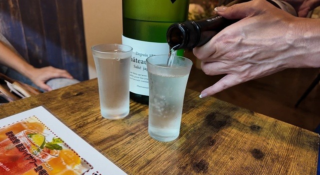 bar縁でソガペールエフィスを細長いグラスへ注ぐ様子