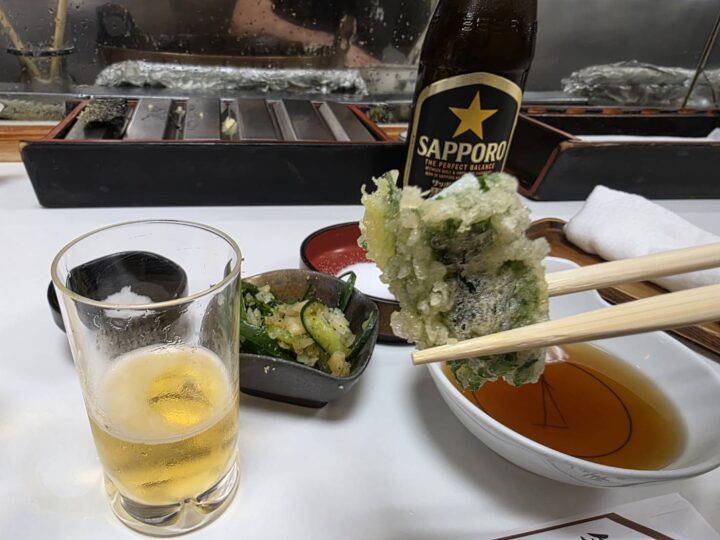 天錦の揚げたての大葉の天ぷらとビールと天つゆ