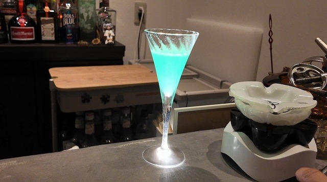 Bar Empty Pageで味わった青いサンゴ礁