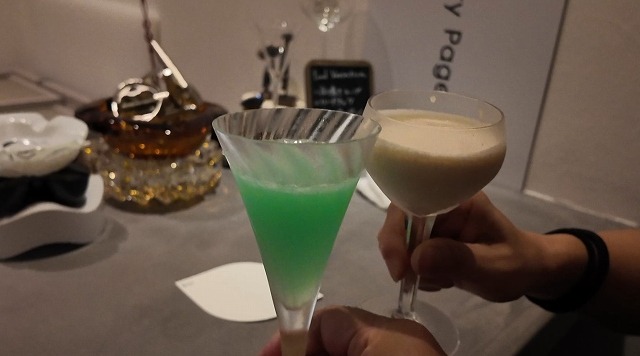 かわかみビルのBar Empty Pageでアレキサンダーと青い珊瑚礁