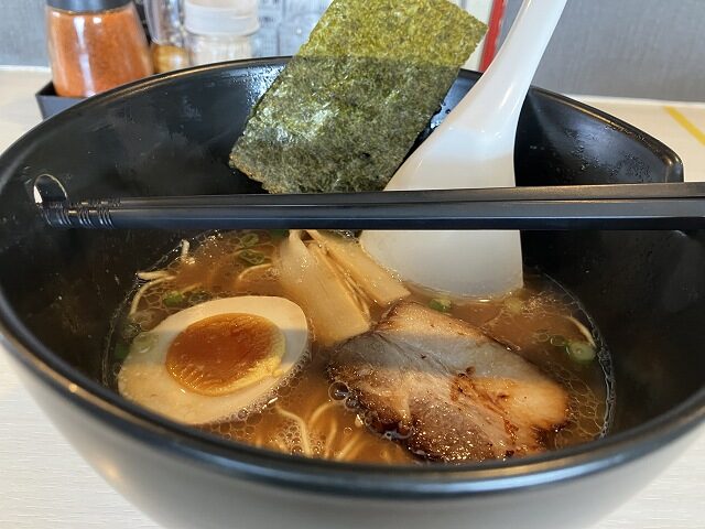 チャーシューと味玉とメンマと海苔が盛られた青空きっど零壱の中華そば
