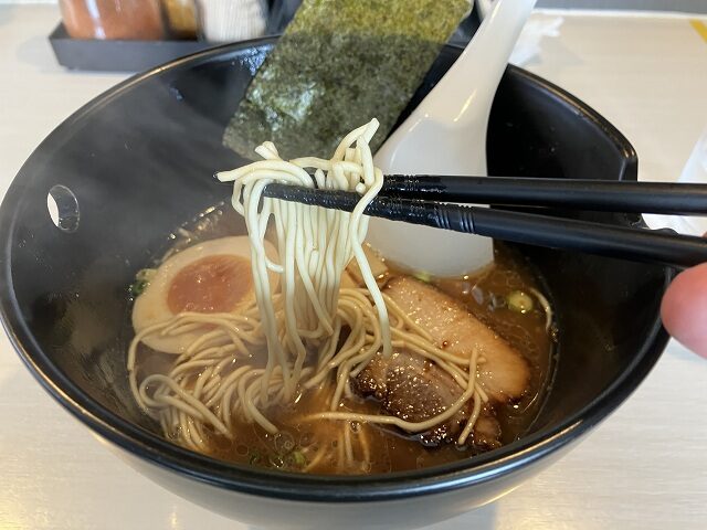 青空きっど零壱の中華そばから細麺を箸で持ち上げたところ