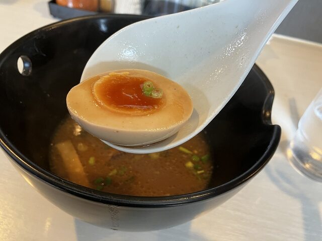 青空きっど零壱の中華そばに入った半熟味玉