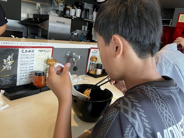 青空きっど零壱のカウンターで中華そばを食べる孫