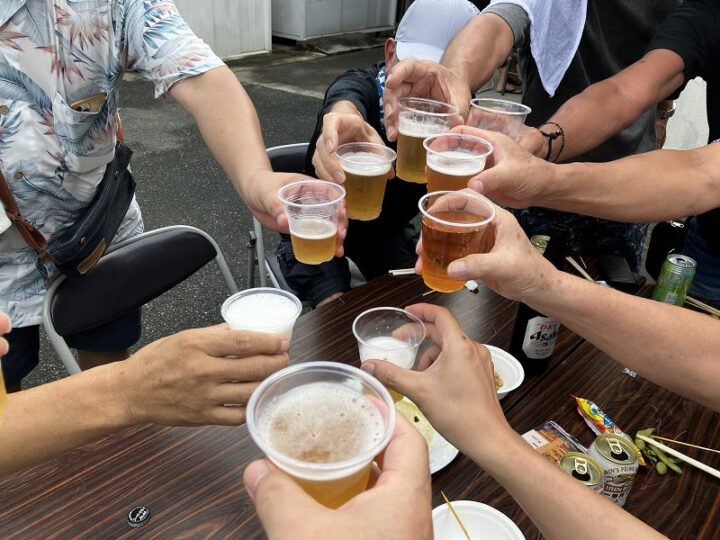 曳馬本郷の納涼祭。参加者全員で乾杯する様子
