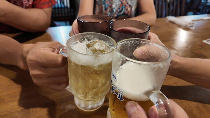 あゆちゃん家でビールやハイボールのグラスを合わせる様子