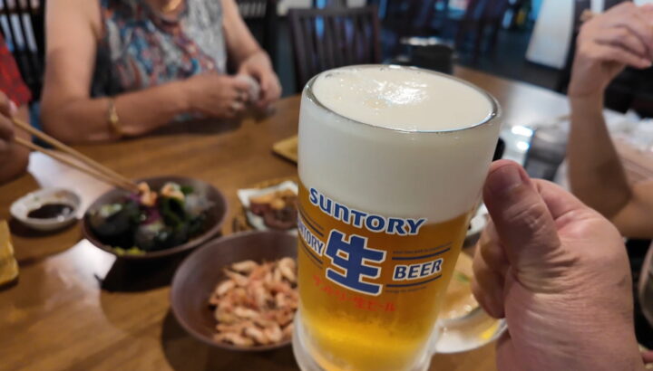 あゆちゃん家で生ビールのジョッキを持つ様子