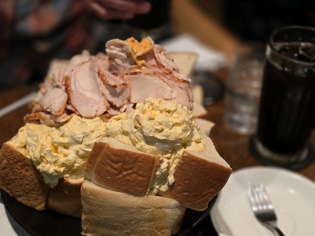 食べても減らない銀座アメリカンのタマゴサンドとローストチキン
