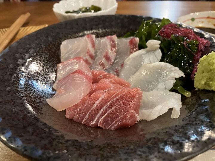 あゆちゃん家の刺身盛り合わせとわさび