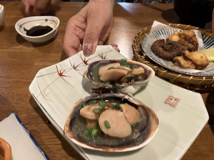 殻に盛られた大あさりの酒蒸し