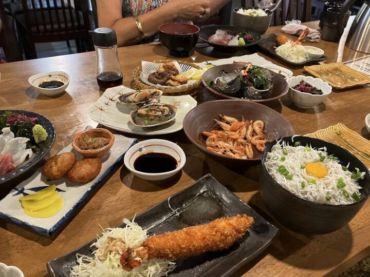 あゆちゃん家で注文した海鮮料理と本日のおすすめ定食が並ぶテーブル