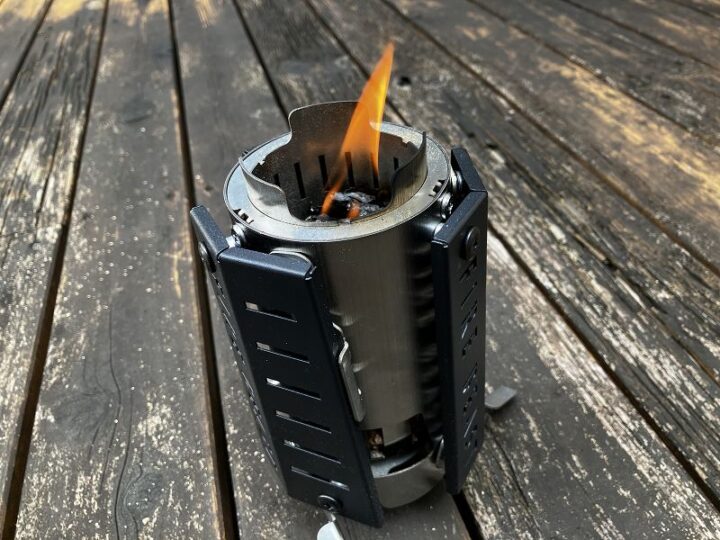キャンプで気軽に炎を楽しめる小型のロケットストーブ