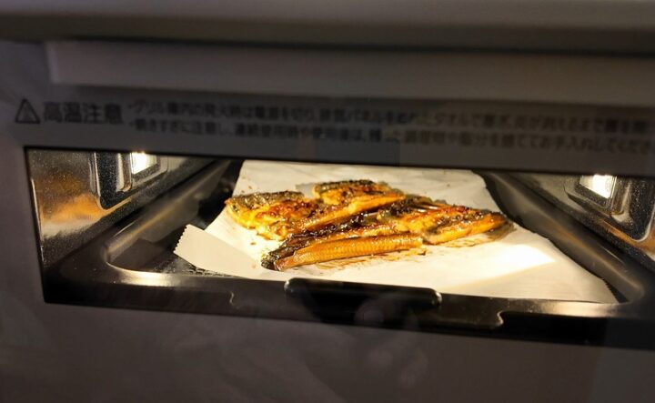 魚焼きグリルでじっくり焼き上げる。