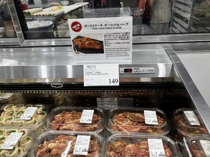 コストコの精肉コーナーに並ぶ新商品ポークステーキ ガーリック&ハーブの売り場