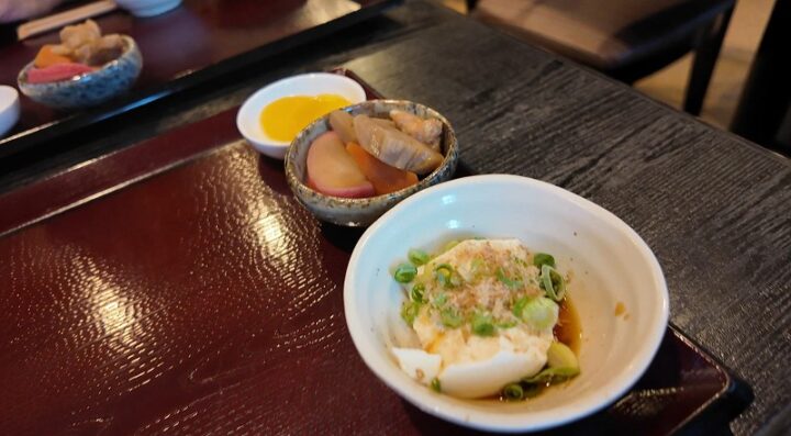 花千両の定食についてくる手作りの小鉢と冷奴にお漬物