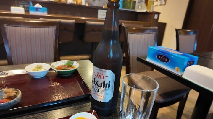 テーブルに置かれた冷え冷えのアサヒスーパードライ瓶ビール