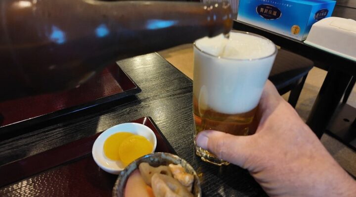 グラスに注がれる黄金色のビールと豊かな泡