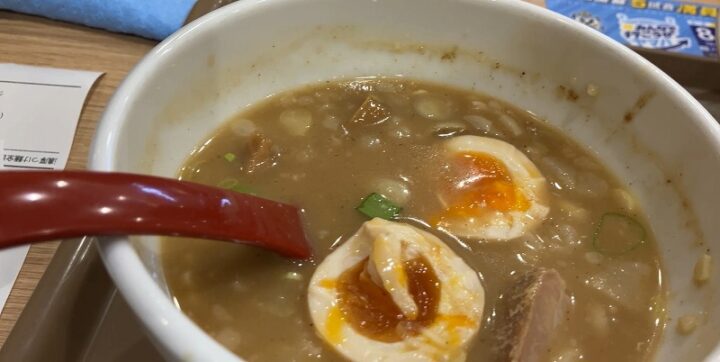 濃厚つけ汁に沈む角切りチャーシューと半熟の味玉