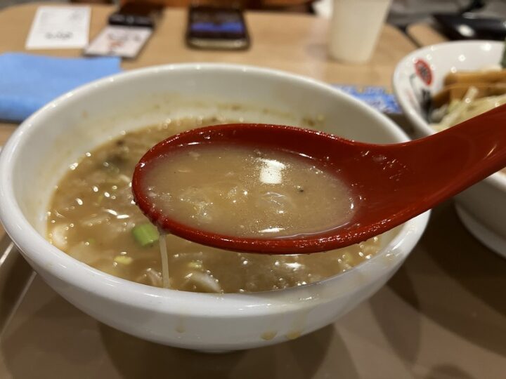 レンゲですくったフジヤマ55の濃厚魚介豚骨つけ汁