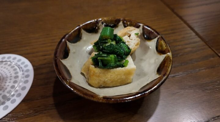 出汁がじゅわっと染みた厚揚げとオクラ・青菜のお通し小鉢