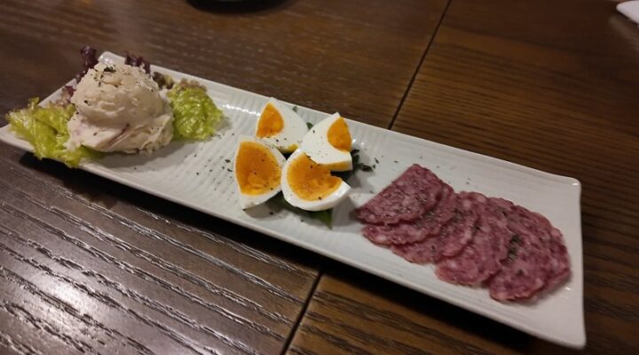 自家製ポテトサラダと半熟の味玉、スライスサラミの前菜プレート