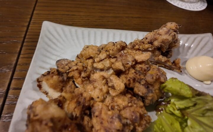 こんがりと香ばしく揚げられた豪快な信州名物山賊焼き