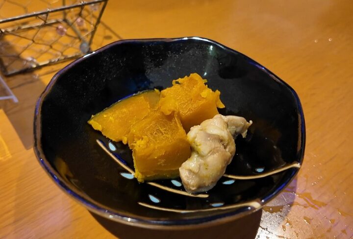 小鉢に盛り付けられたかぼちゃの煮物と鶏肉のお通し
