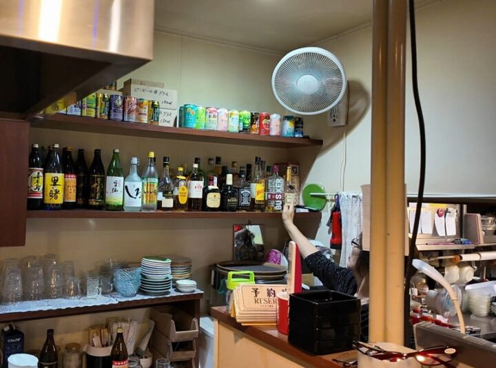 カウンター越しにずらりと並ぶウイスキーや焼酎のボトル