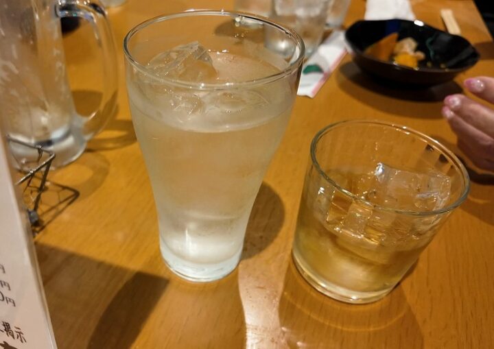 ジャックダニエルのロックと冷たいお冷のチェイサー
