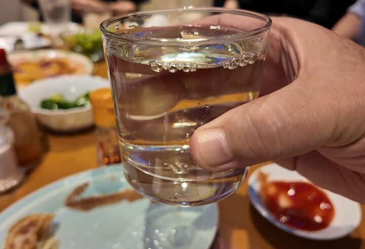 透明なコップになみなみと注がれた冷えた日本酒