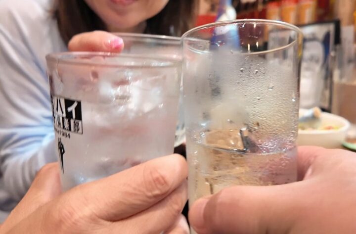 氷がたっぷり入った焼酎ハイボールやロックのグラスを合わせて乾杯
