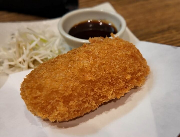 きつね色にカラッと揚がった熱々のカニクリームコロッケ