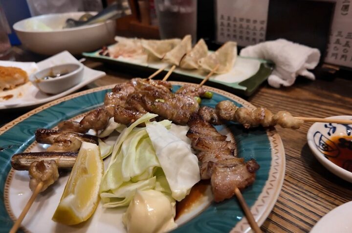 皿に盛られた香ばしい焼き鳥の盛り合わせ