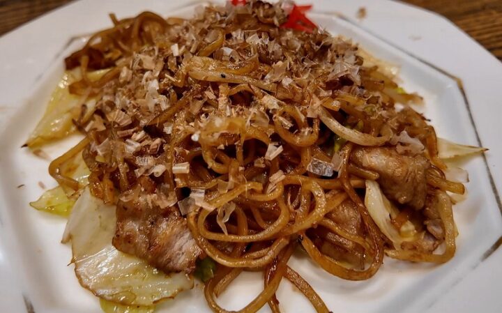 豚肉やキャベツが入った富士宮やきそばの上で削り粉や削り節が踊る