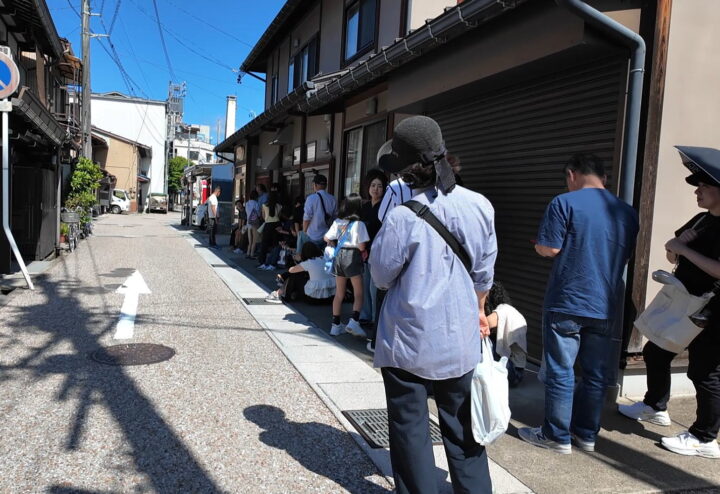まさごそばの開店を待つ路地にできた長い行列