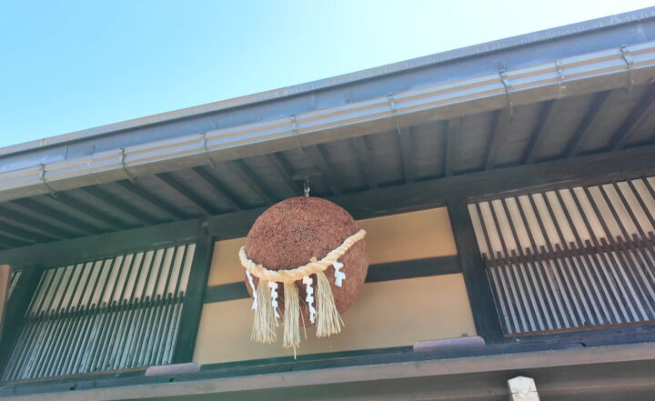 軒下に吊るされた立派なしめ縄付きの丸い大杉玉