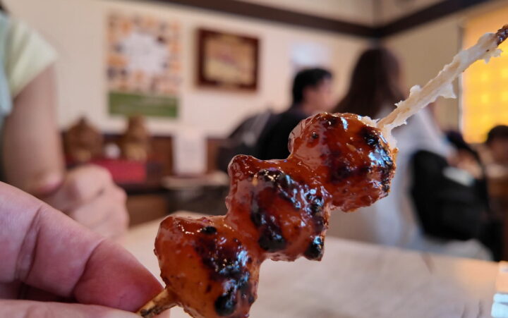 照りのある濃厚なエゴマたれがたっぷり絡んだ焼きたて団子