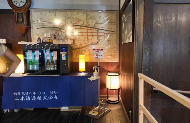 創業元禄八年の垂れ幕と昔の高山古地図が飾られたシックな店内と試飲サーバー