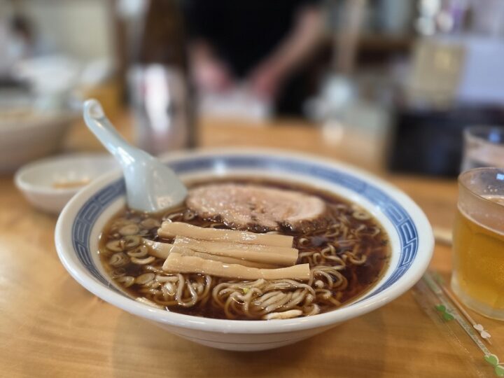 まさごそばの中華そば並とグラスに注がれた瓶ビール