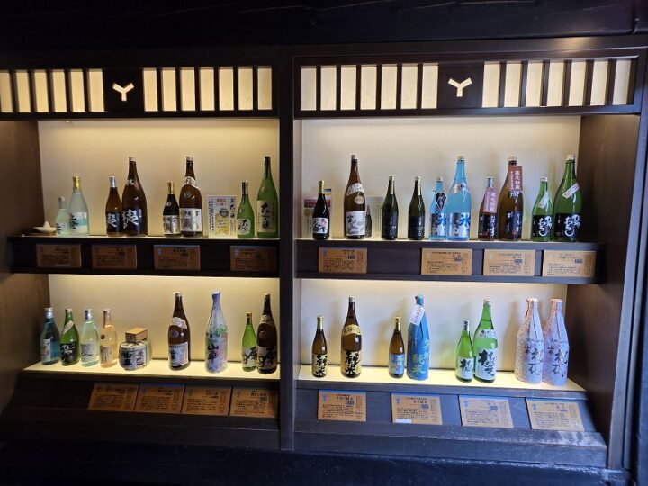 間接照明で美しくライトアップされた壁一面の日本酒ディスプレイ