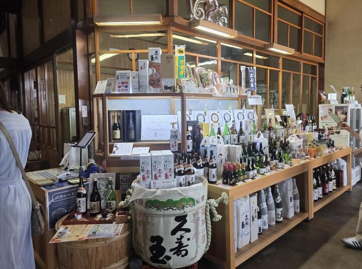 創業400年を記念する1623のバルーンと久寿玉の大きな菰樽が並ぶ店内