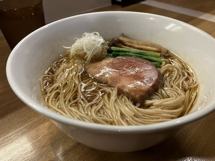 洗練された美しさが際立つスタンダードな醤油ラーメン