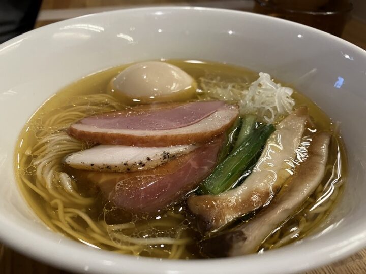 澄んだ黄金色スープが眩しい特製塩ラーメン