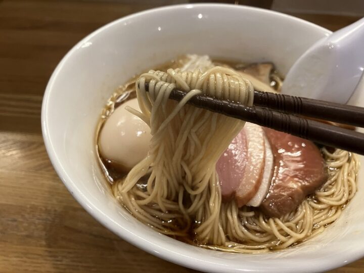箸でリフトアップされたしなやかなストレート細麺