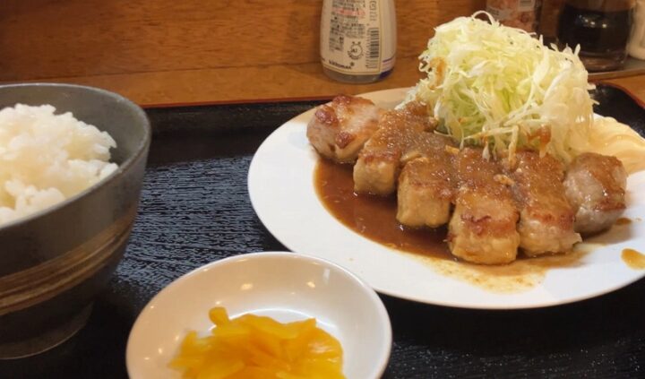皿に盛られた分厚いトンテキと千切りキャベツ