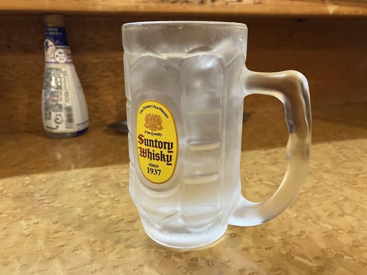 角ハイボールのジョッキで提供された冷たいお冷