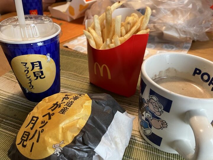 北海道産じゃがペッパー月見バーガーとマックフライポテト、月見マックシェイク、マグカップのセット